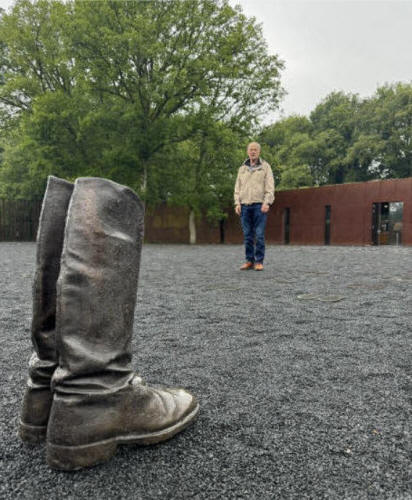 Hier sta ik in de voetstappen van mijn vader in Kamp Amersfoort